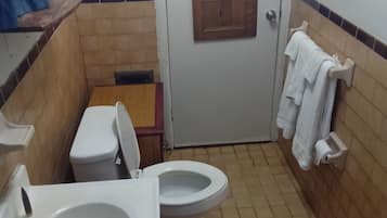 Double Room, Non Smoking, Kitchen | Bathroom | Free toiletries, towels, soap, shampoo