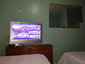 Espacio para trabajar con laptop y tabla de planchar con plancha
