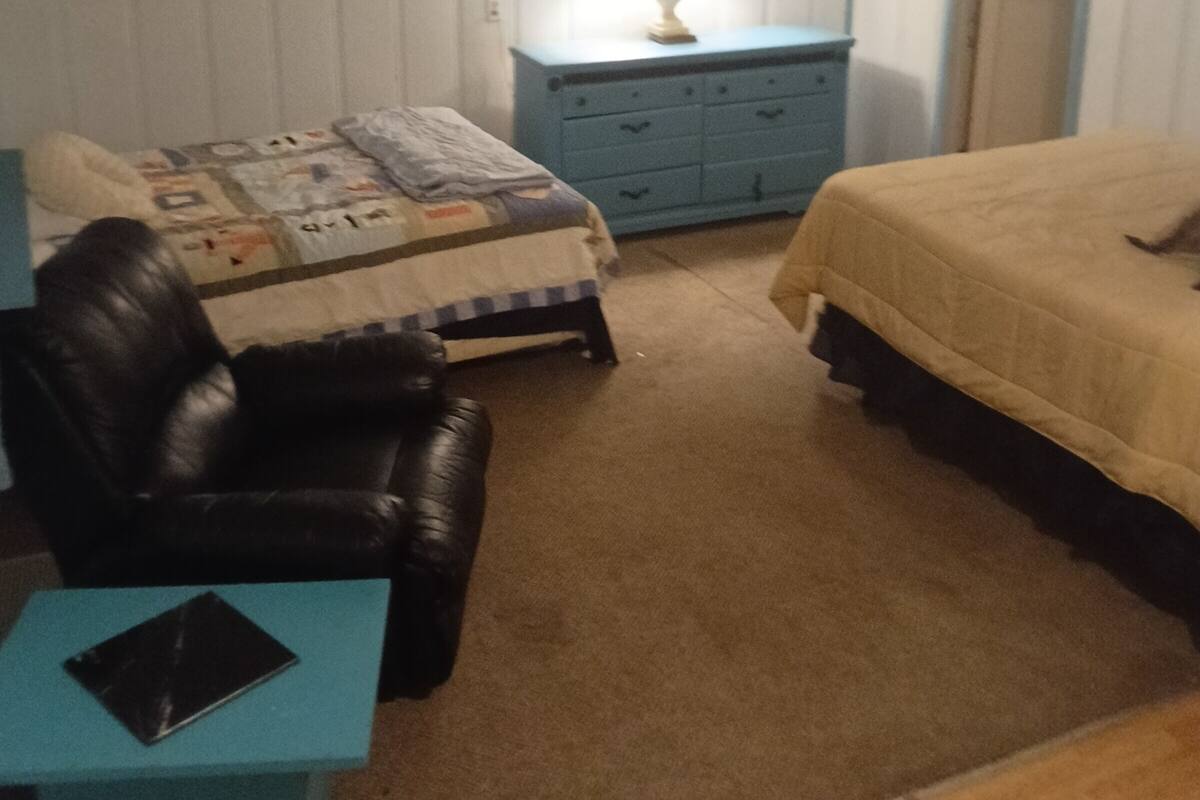 مساحة عمل للكمبيوتر المحمول ومكواة/لوح كي وواي فاي مجانًا