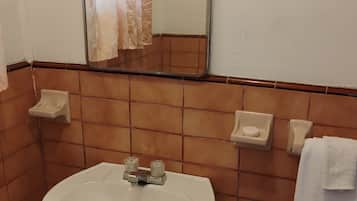 Classic Room | Bathroom | Free toiletries, towels, soap, shampoo