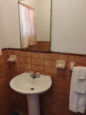 Classic Room | Bathroom | Free toiletries, towels, soap, shampoo