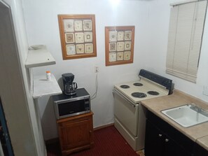 Double Room, Non Smoking, Kitchen | Private kitchen | Fridge, microwave - BV MOTEL (Searchlight)