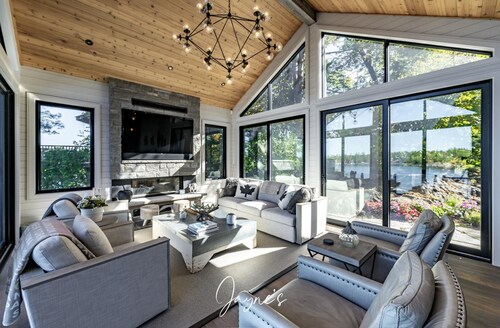 Beautiful 5 bed 5 bath cottage on Lake Muskoka with 1 slip boathouse