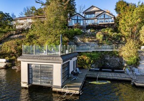 Exterior - Beautiful 5 bed 5 bath cottage on Lake Muskoka with 1 slip boathouse (Gravenhurst)