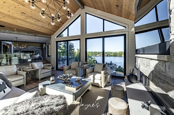 TV - Beautiful 5 bed 5 bath cottage on Lake Muskoka with 1 slip boathouse (Gravenhurst)