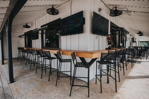 Bar (on property) - NEW - Southern Oaks Retreat - King Suite, Theater, Massage Chair - LUXURY STAY (Rincon)
