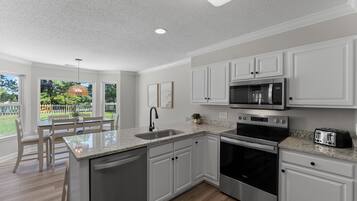 Geladeira, micro-ondas, fogão, cooktop