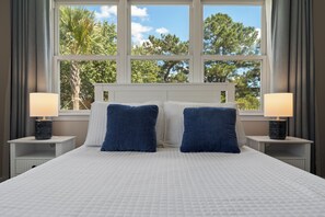 4 quartos, escrivaninha, ferros/tábuas de passar roupa, berço de viagem