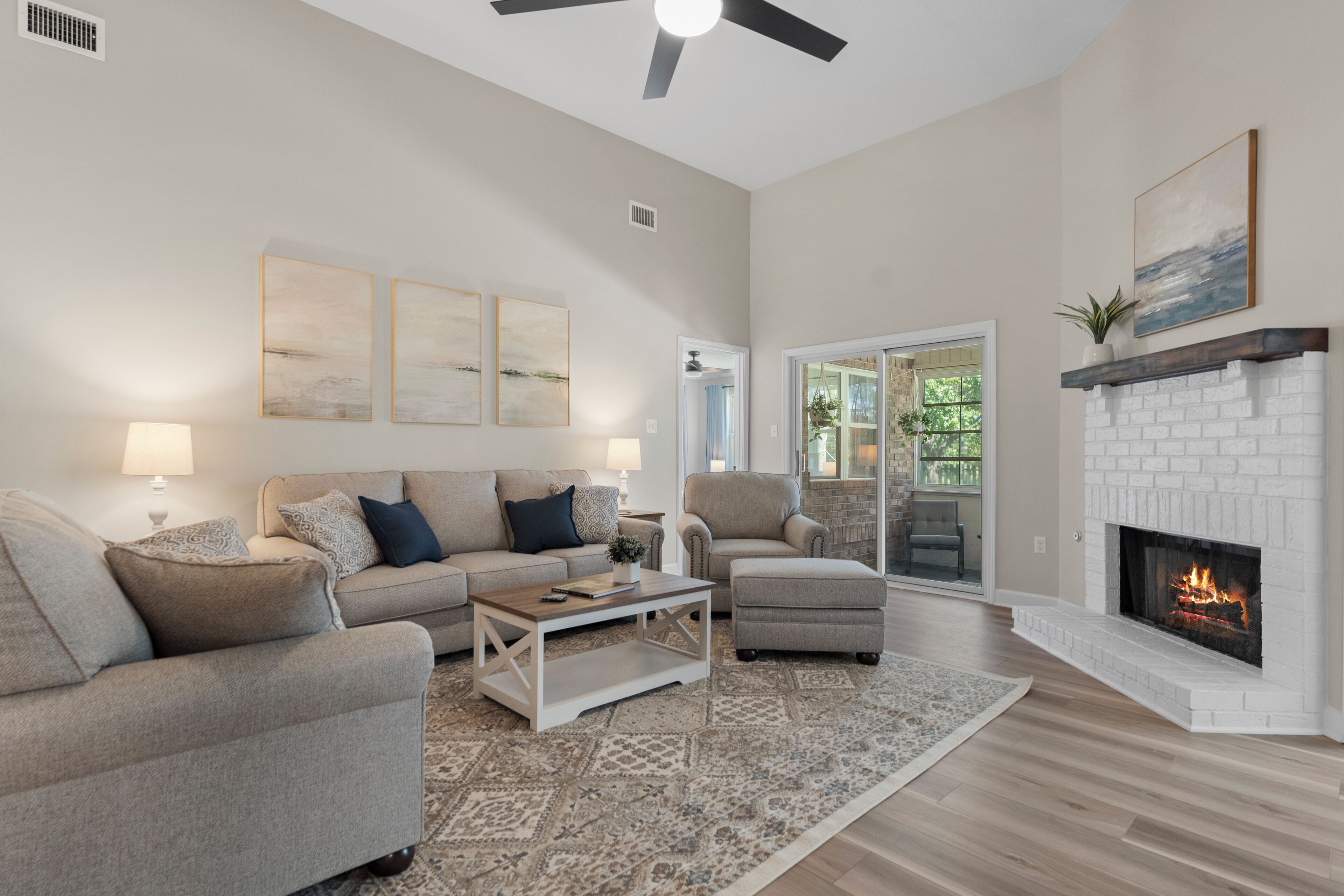 Smart-tv, eldstad, tv-spel och bordsfotboll