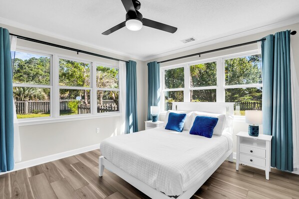 4 habitaciones, escritorio y tabla de planchar con plancha 