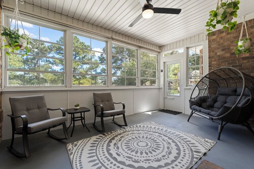 NEW - Southern Oaks Retreat - 4 Bedroom w/King Suite, Game Room & Massage Chair