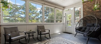 NEW - Southern Oaks Retreat - 4 Bedroom w/King Suite, Game Room & Massage Chair