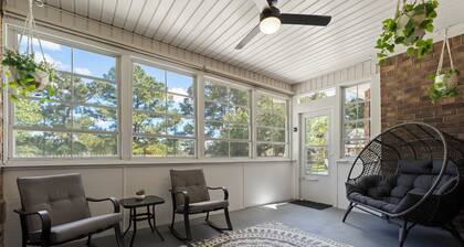 NEW - Southern Oaks Retreat - 4 Bedroom w/King Suite, Game Room & Massage Chair