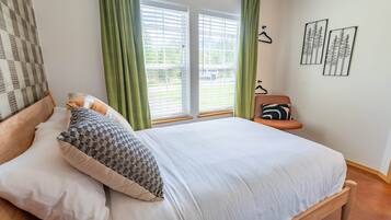 2 habitaciones, escritorio y tabla de planchar con plancha