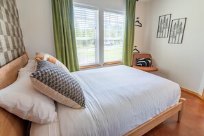 2 Schlafzimmer, Schreibtisch, Bügeleisen/Bügelbrett, Reisekinderbett