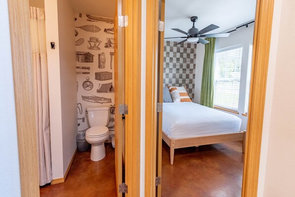 2 slaapkamers, een bureau, een strijkplank/strijkijzer, reisbedje