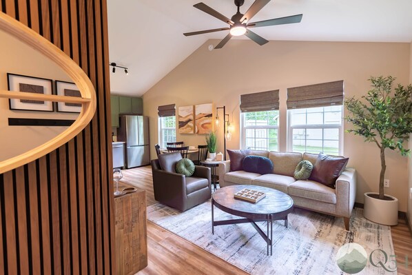 Smart TV - Suite 16 - Quarter 54 (Palmer)