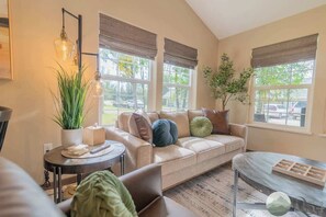 Smart TV, offices - New! 2bd/2ba w/Laundry & Kitchen (Palmer)