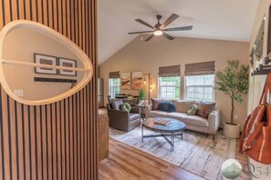 Smart TV, offices - New! 2bd/2ba w/Laundry & Kitchen (Palmer)