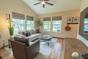 Smart TV, offices - New! 2bd/2ba w/Laundry & Kitchen (Palmer)