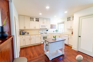 Køleskab, mikrobølgeovn, ovn, kogeplade