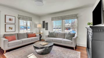 Una Smart TV, una chimenea, una oficina