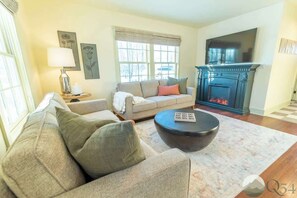 Smart TV, fireplace, offices - Hot Tub Suite, Full Kitchen, Laundry, Mt View (Palmer)