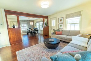 Smart TV, fireplace, offices - Hot Tub Suite, Full Kitchen, Laundry, Mt View (Palmer)