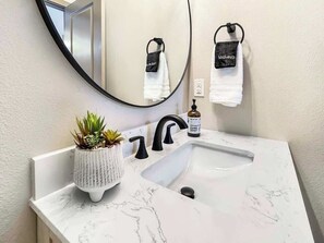 Shower, hair dryer, towels - 2bd/2ba w/Laundry & Kitchen!  Mt views & Quiet (Palmer)