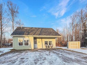 Exterior - 2bd/2ba w/Laundry & Kitchen!  Mt views & Quiet (Palmer)