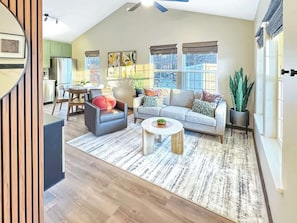 Smart TV, offices - 2bd/2ba w/Laundry & Kitchen!  Mt views & Quiet (Palmer)
