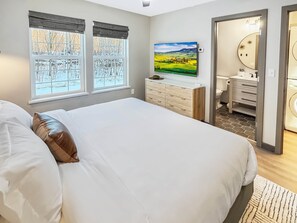 2 bedrooms, iron/ironing board, travel crib, free WiFi