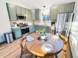 Fridge, microwave, oven, stovetop - 2bd/2ba w/Laundry & Kitchen!  Mt views & Quiet (Palmer)