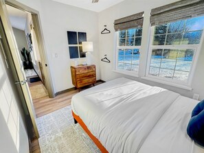 2 habitaciones, tabla de planchar con plancha y cuna de viaje