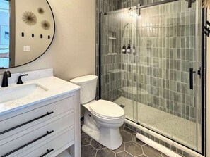 Dusch, hårtork och handdukar