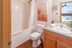 تجهيزات دش، مجففات شعر، مناشف، صابون