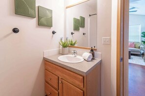 Dusj, hårføner, håndklær og såpe