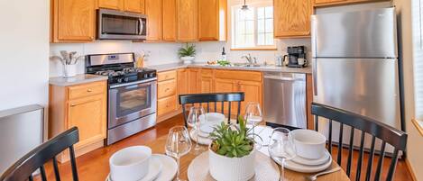 Een koelkast, een microgolfoven, een oven, een kookplaat