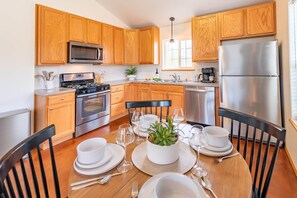 ثلاجة، ميكروويف، فرن، موقد طهي مسطح