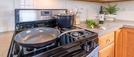 冷蔵庫、電子レンジ、オーブン、コンロ