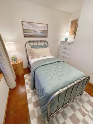 2 bedrooms, iron/ironing board, travel cot, WiFi - Private & Quiet! 2bd/2ba w/ Laundry & Mt. Views! (Palmer)