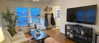 Private & Quiet! 2bd/2ba w/ Laundry & Mt. Views!