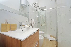 Een douche, een haardroger, een bidet, handdoeken