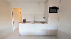 冷蔵庫、電子レンジ、オーブン、コンロ