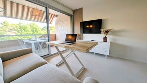 Smart TV - Seaside, cosy apartment + parking, facing Santa Lucia harbour (Saint-Raphaël)