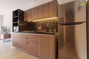 Refrigerador, microondas, cafetera/tetera, tostadora