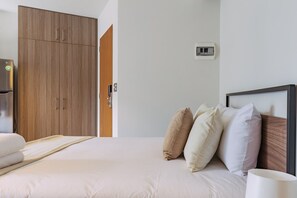 Skrivebord, strykejern/-brett, reiseseng for barn og wi-fi