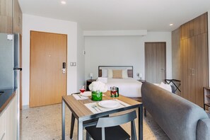 Schreibtisch, Bügeleisen/Bügelbrett, Reisekinderbett, WLAN