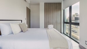 1 dormitorio, escritorio, tabla de planchar con plancha y cuna de viaje