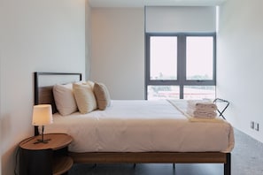 1 غرفة نوم ومكتب ومكواة/لوح كي وسرير سفر